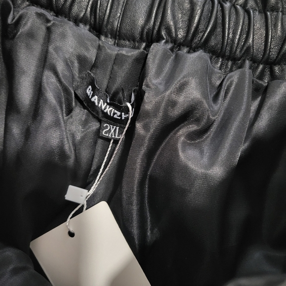 Women's High Waisted Wide Leg Black Faux Leather Shorts Size 2XL - Picture 8 of 9